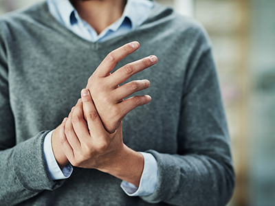 person experiencing hand pain as a result of orthopedic injury