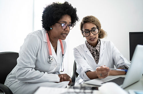 Locum tenens physician being trained at a hospital