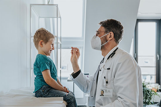 pediatrician-with-mask-and-child2