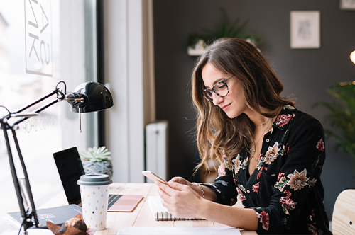 Woman at desk choosing a locum tenens agency to work with